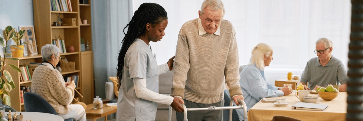 aide soignante qui aide son patient en ehpad