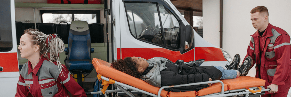 équipe d'ambulanciers en action sur le terrain
