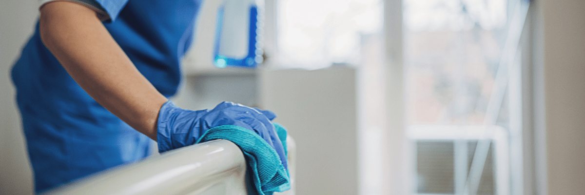 agent de service hospitalier nettoyant le lit d'un patient