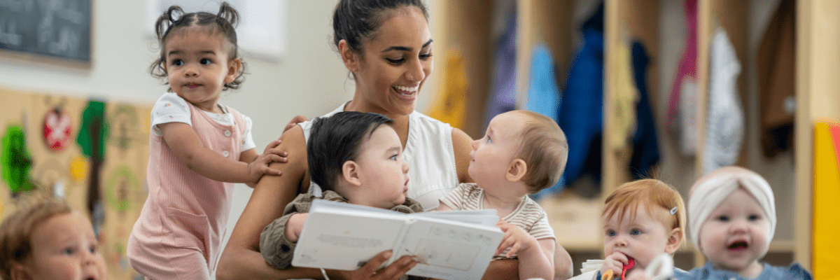 auxiliaire de puériculture entourée d'enfants en crèche