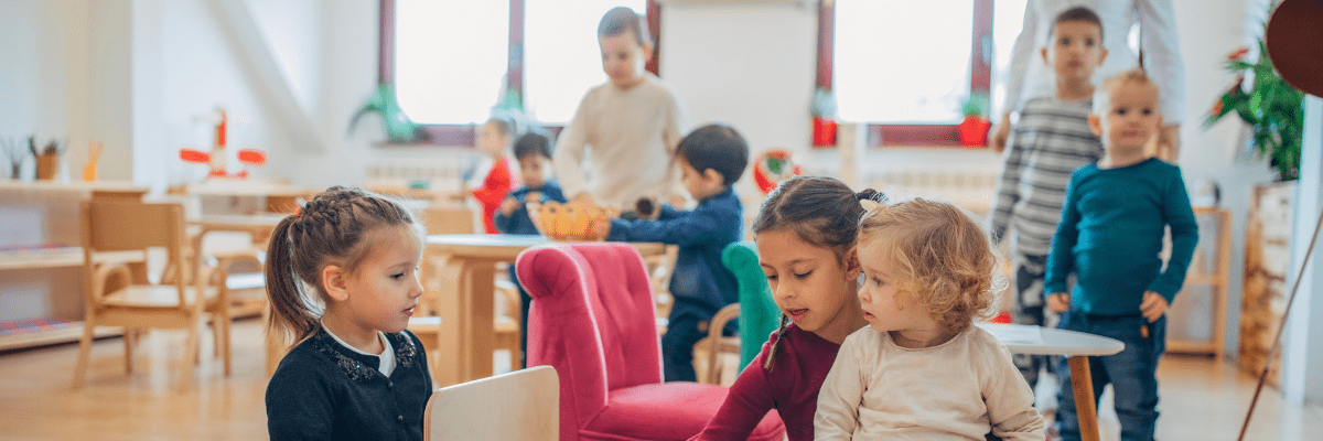 enfants jouant dans une salle de classe maternelle