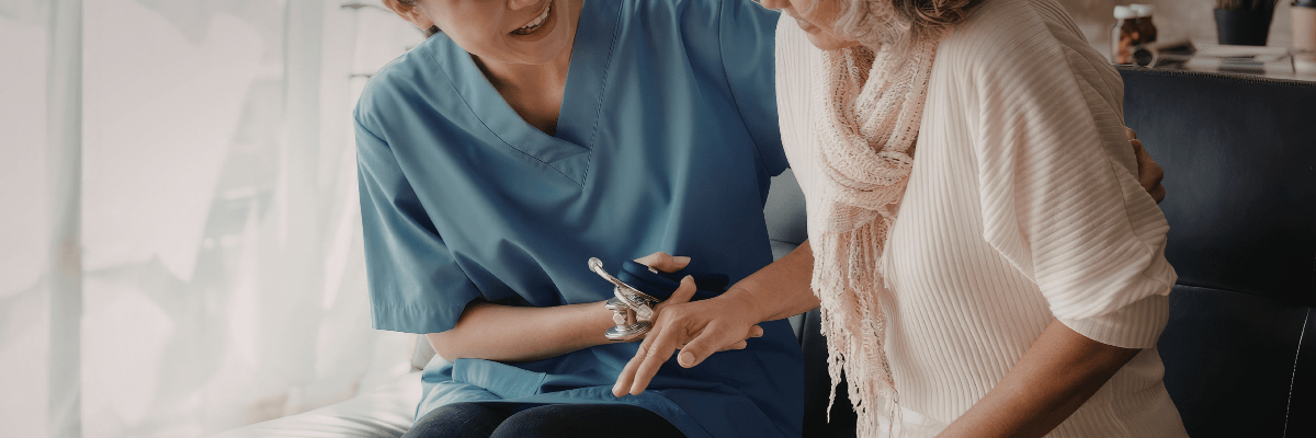 aide à domicile avec une personne âgée