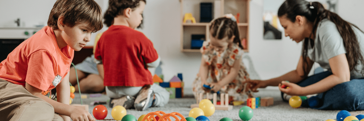enfants jouant dans une garderie