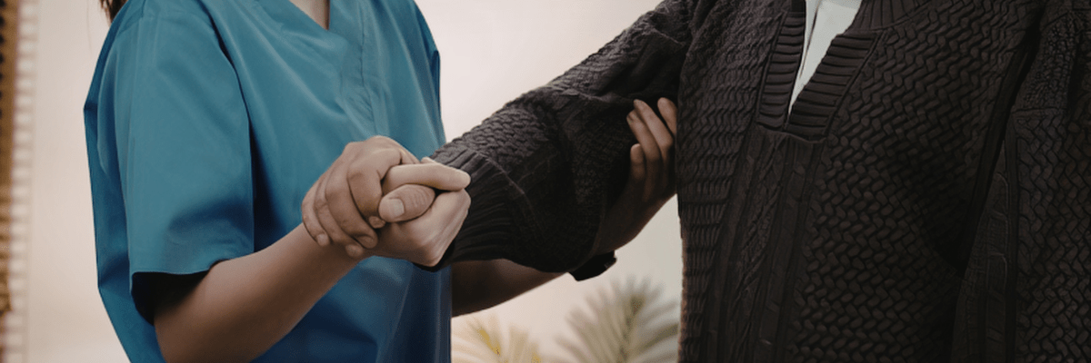 aide à la personne avec une personne âgée