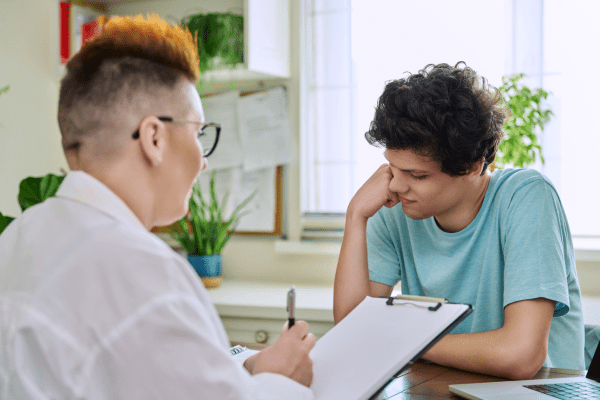accompagnant social en rendez-vous avec un patient