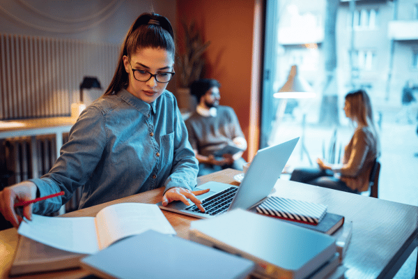 jeune femme travaille sur un projet