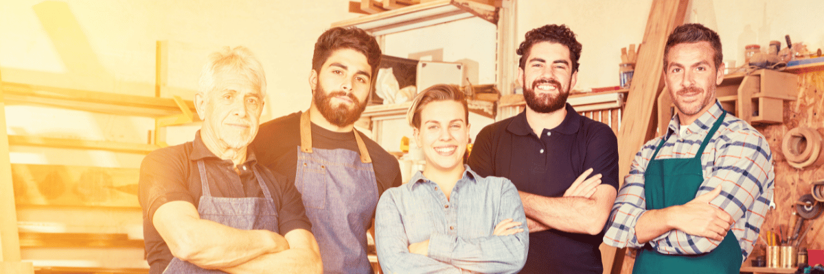 équipe d'apprentis qui croisent les bras