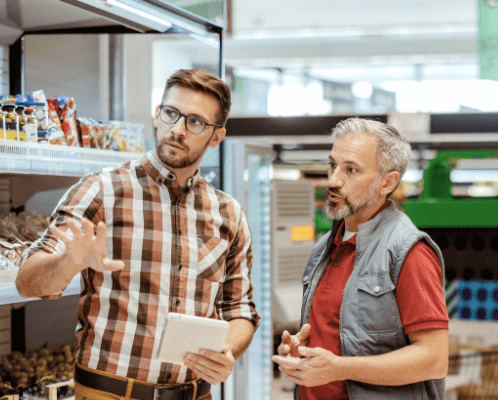 gérant de supermarché avec un employé