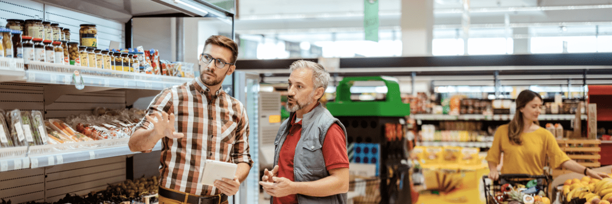 gérant de supermarché avec un employé