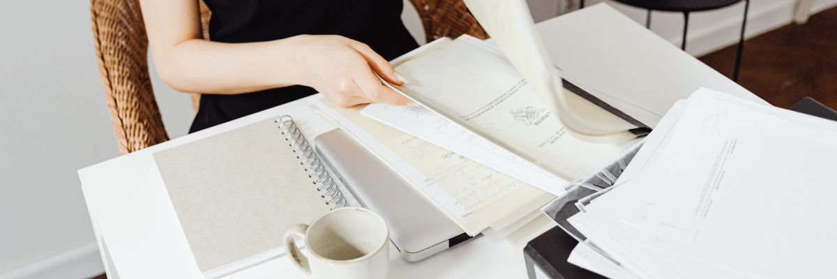 secrétaire assistante qui trie des papiers administratifs
