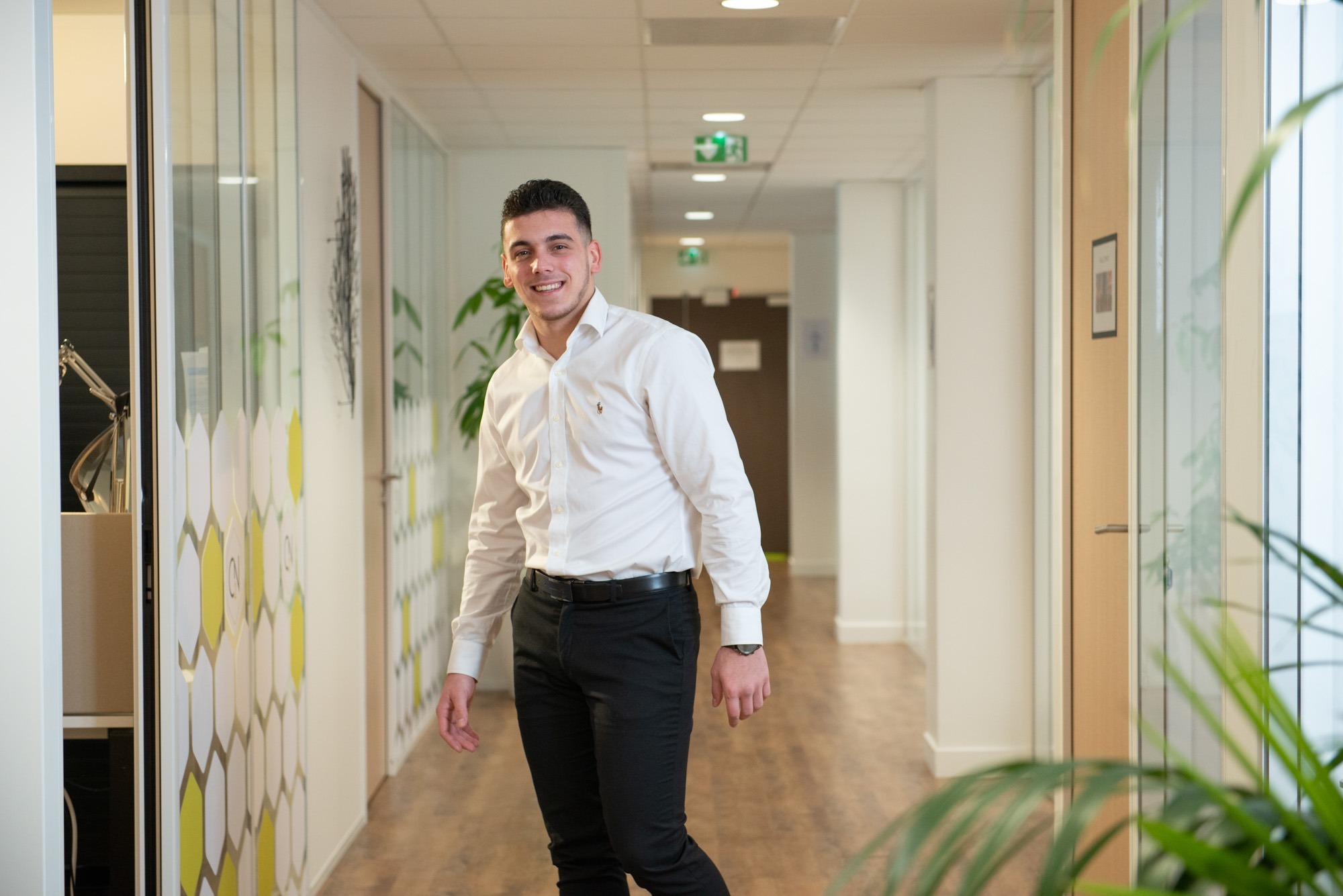jeune apprenti en centre de formation pour le diplome de Négociateur technico commercial