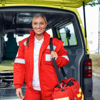ambulancière en uniforme devant un camion