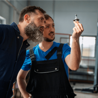 éducateur spécialisé au travail avec un jeune en situation de handicap