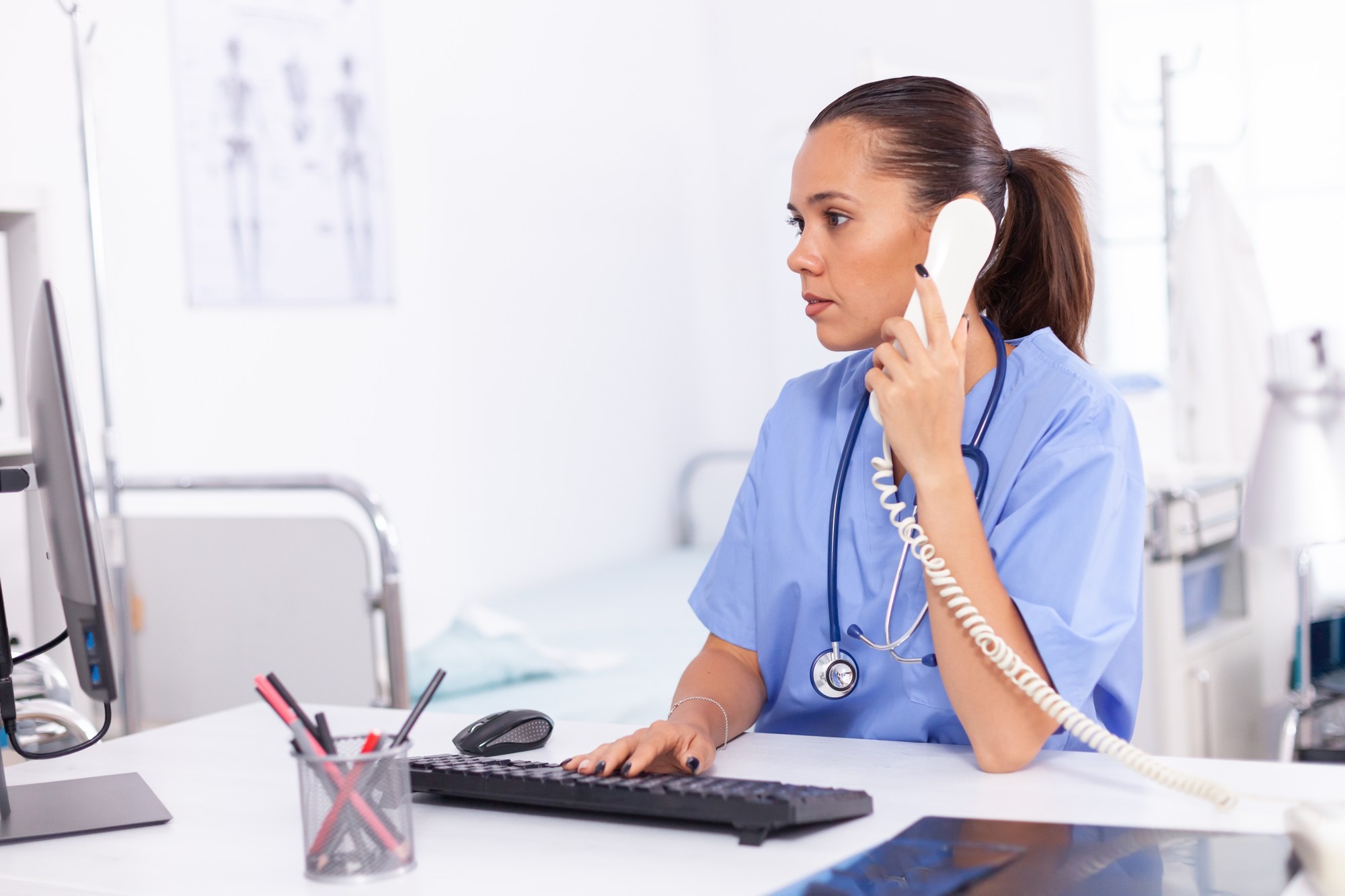 secrétaire médicale répondant au téléphone