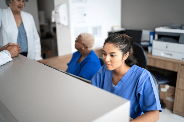 secrétaire médicale sur son ordinateur